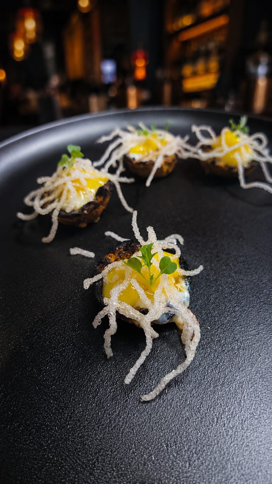 Canapés gourmet con crocante de arroz