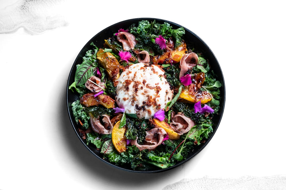 Ensalada kale con burrata y prosciutto