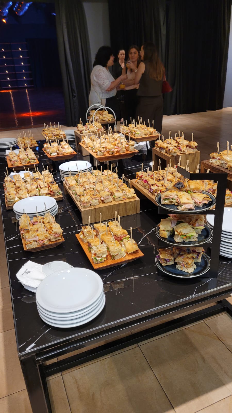 Mesa de brochettes y bocados en evento